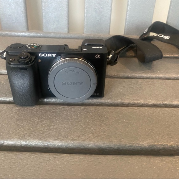 Sony a6000 camera 24.3 Megapixel Mirrorless Digital Camera - Picture 2 of 7
